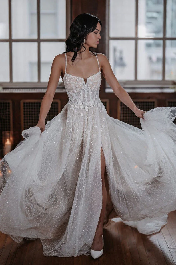Hermosos vestidos de novia de tul con tirantes finos y abertura en forma de A